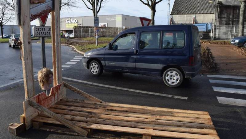 redon-les-gilets-jaunes-installent-une-guillotine-sur-le-rond-point_3